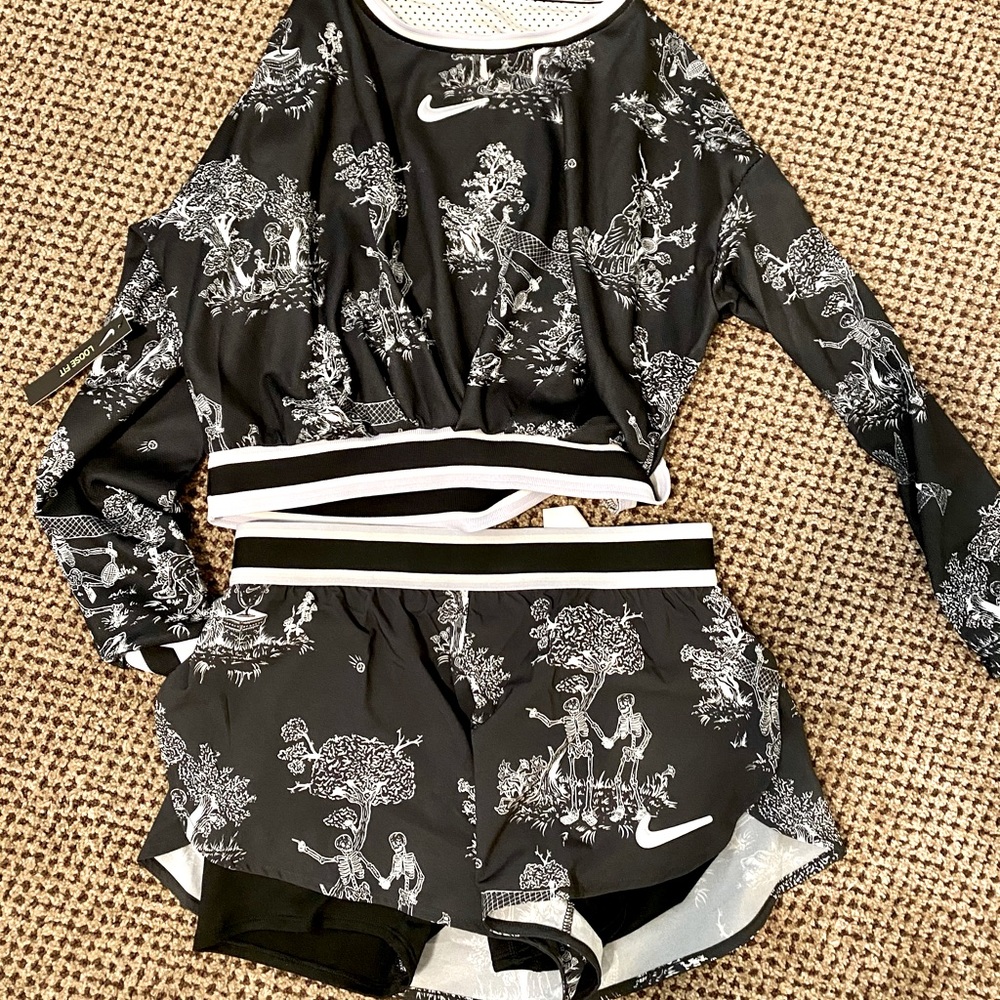 NEW NIKE Tennis Outfit. NWT. Size XS, loose fit.
